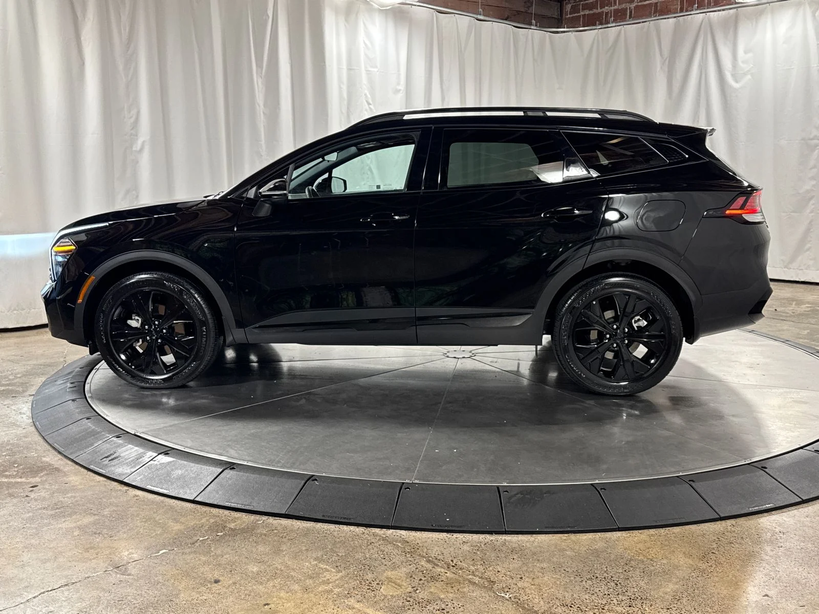 Used 2025 Black Kia X-Line image 6