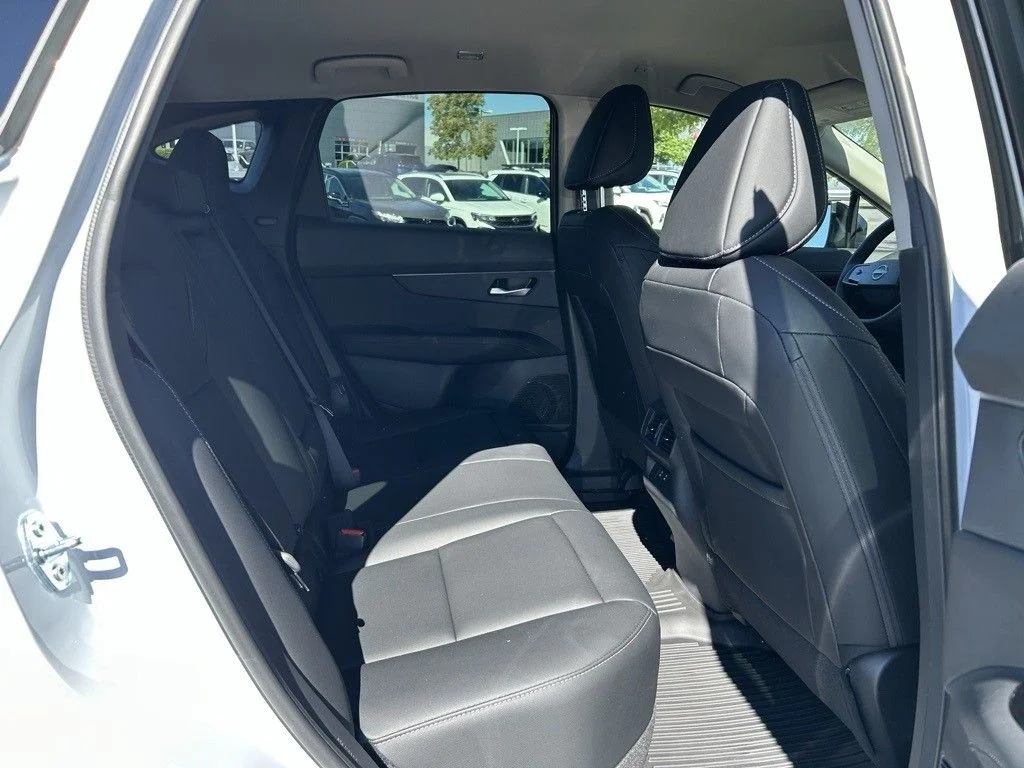 Used 2025 Everest White Pearl Tricoat Nissan SV image 27