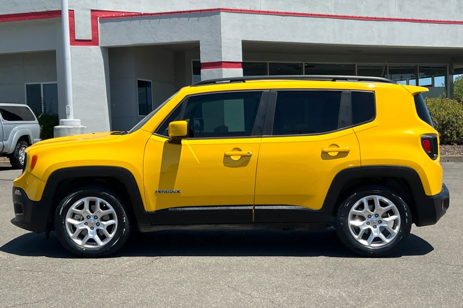 Used 2018 Solar Yellow Jeep Latitude image 9