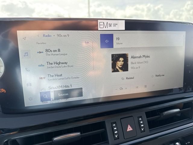 2025 Lexus ES 350 - Photo 16