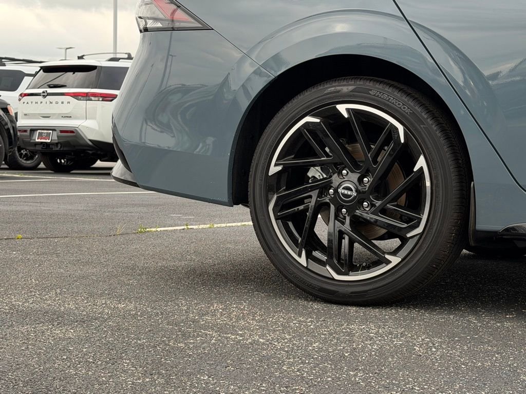 New 2026 Atlantic Gray Metallic / Super Black Two-tone Nissan SR image 33