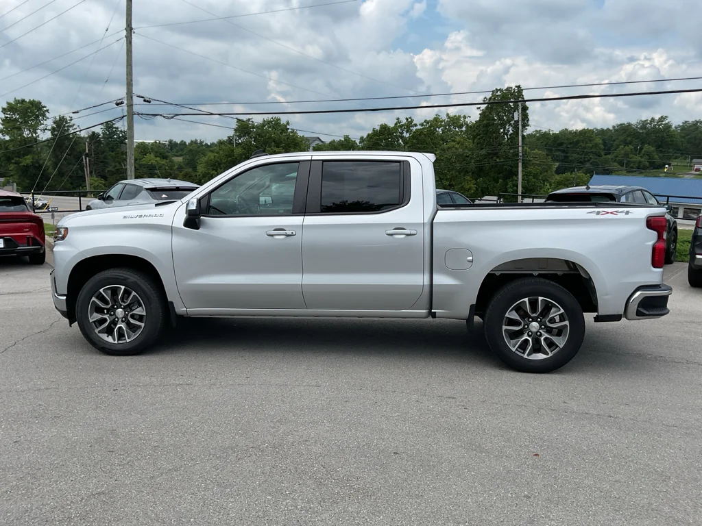 Used 2022 Silver Ice Metallic Chevrolet LT image 6