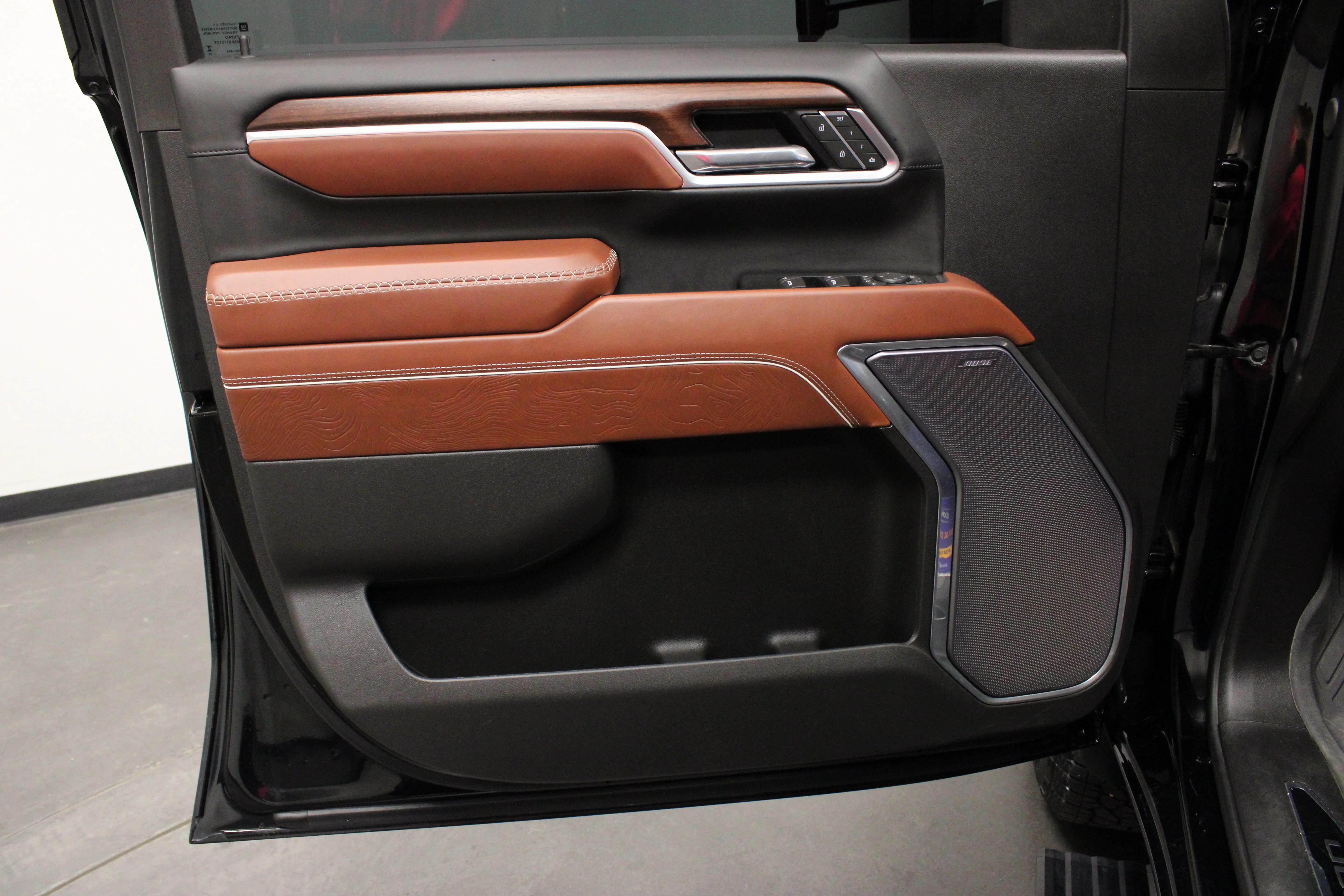 Used 2025 Onyx Black GMC Denali Ultimate image 13