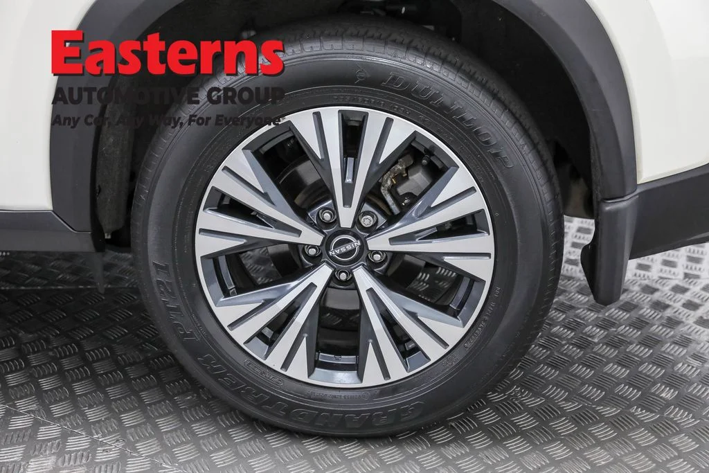 Used 2022 White Nissan SV image 33