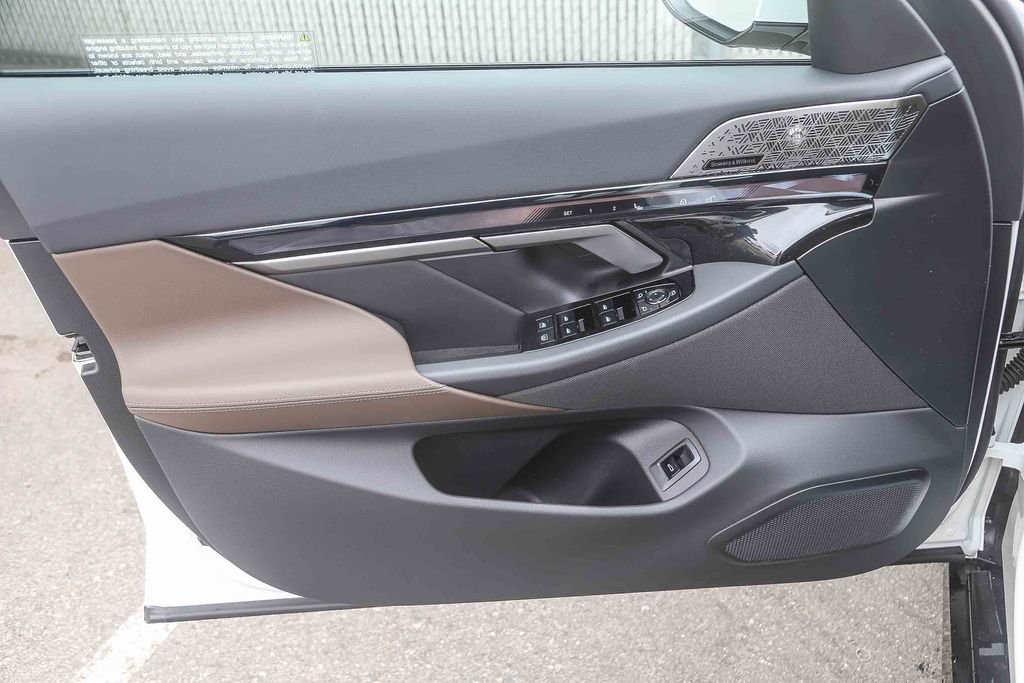 New 2027 Alpine White BMW 550e xDrive image 16