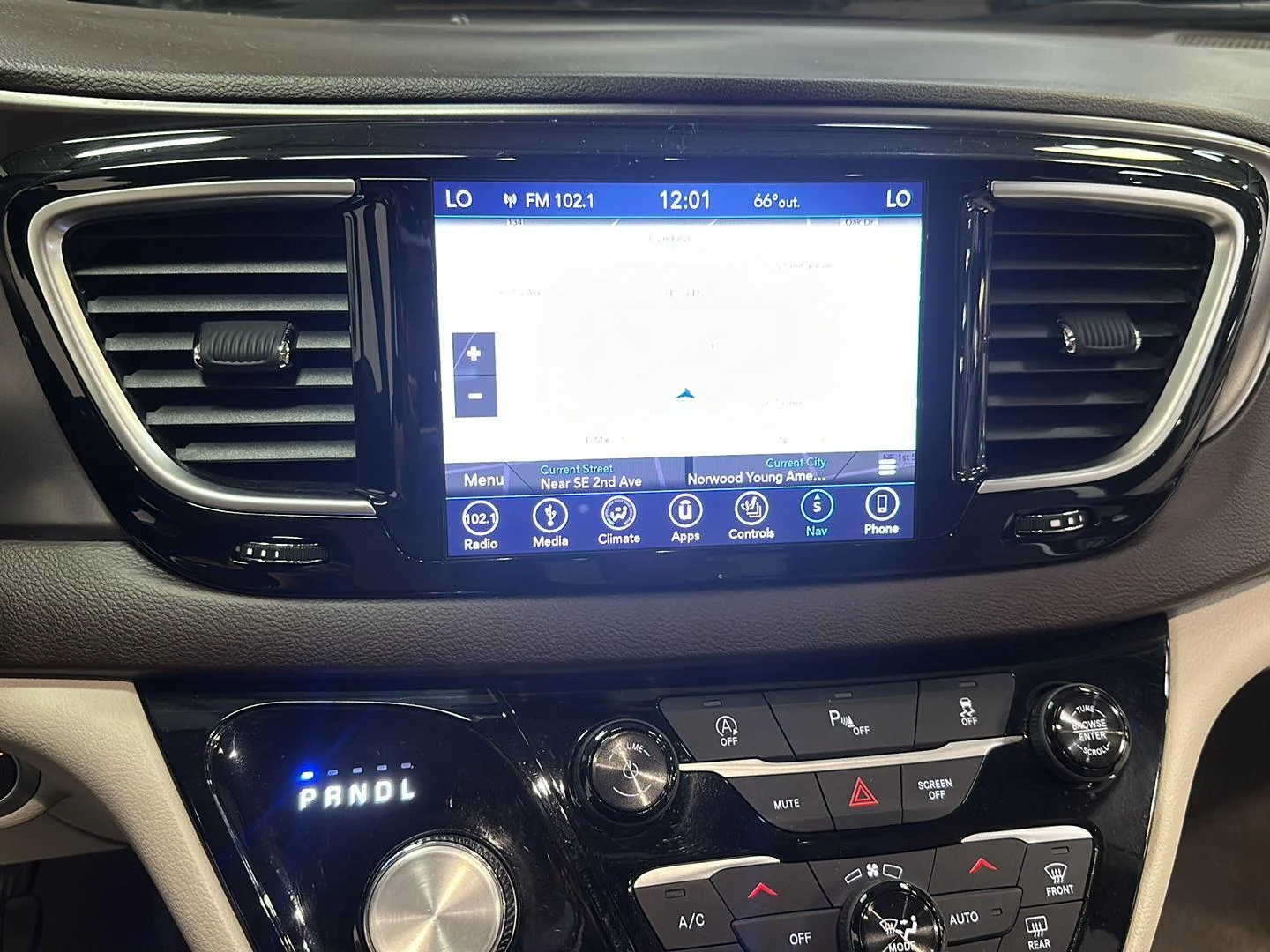 Used 2018 Molten Silver Chrysler Touring L Plus image 22