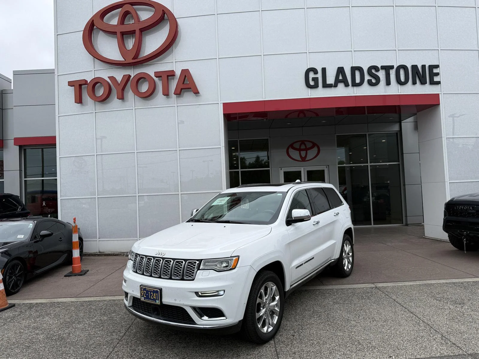 Used 2020 Bright White Clearcoat Jeep Summit image 1