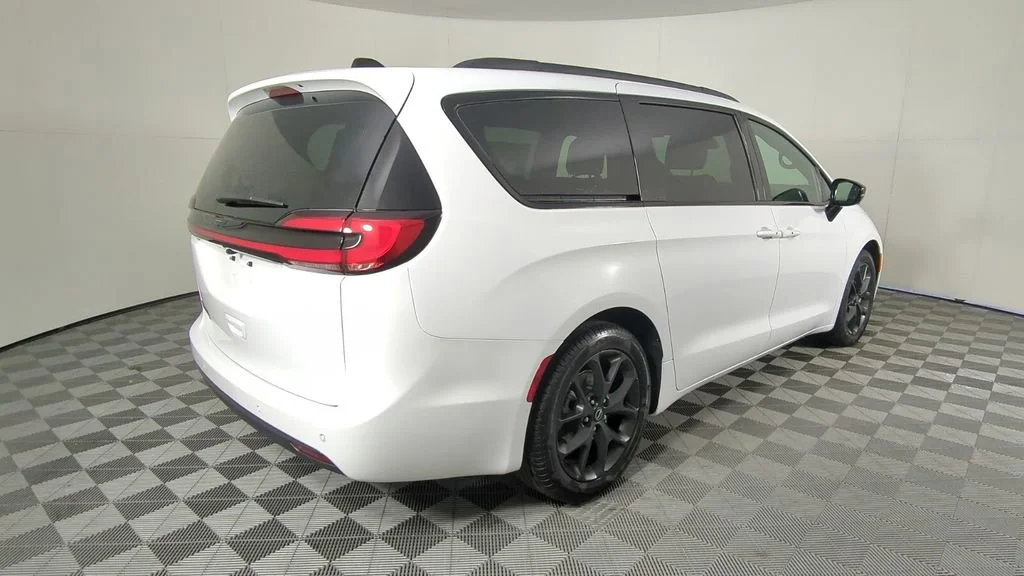 New 2026 Bright White Clear-Coat Exterior Paint Chrysler Select image 5