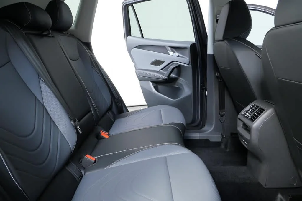 New 2026 Platinum Gray Metallic Volkswagen SE image 17