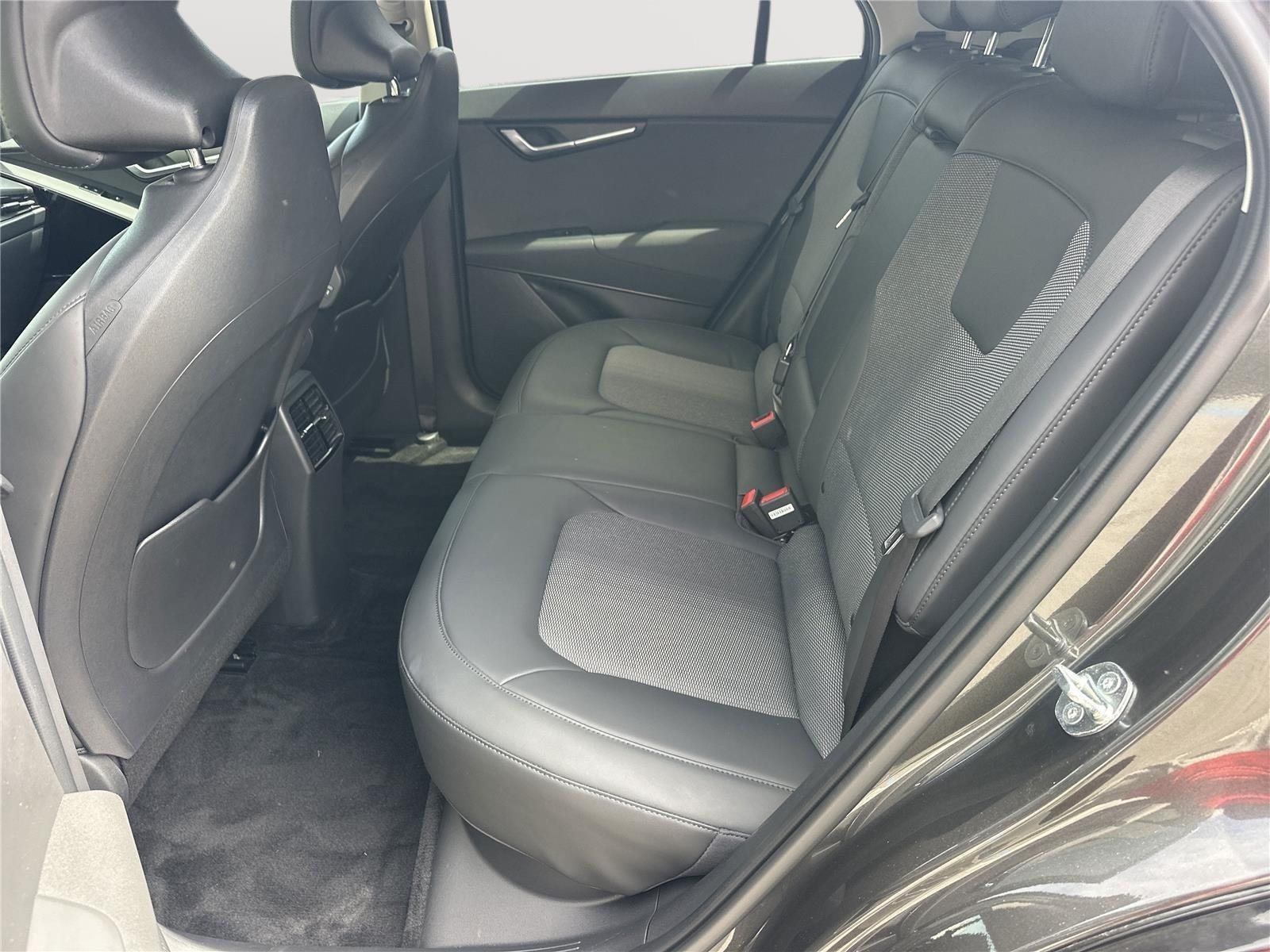 Used 2024 Graphite Gray Kia Wind image 19