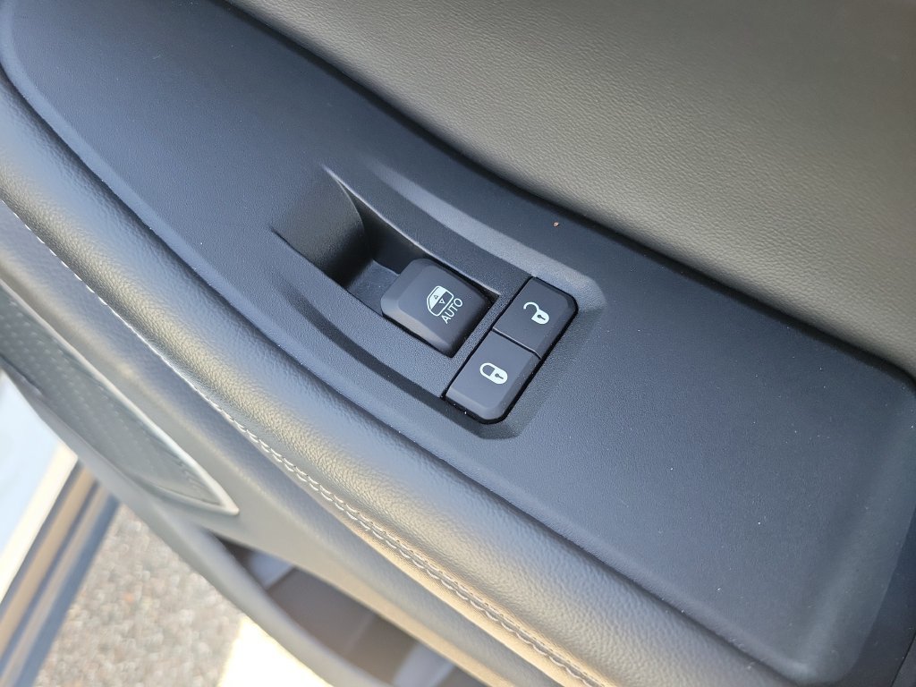 Used 2022 Bright White Clearcoat Jeep Limited image 11