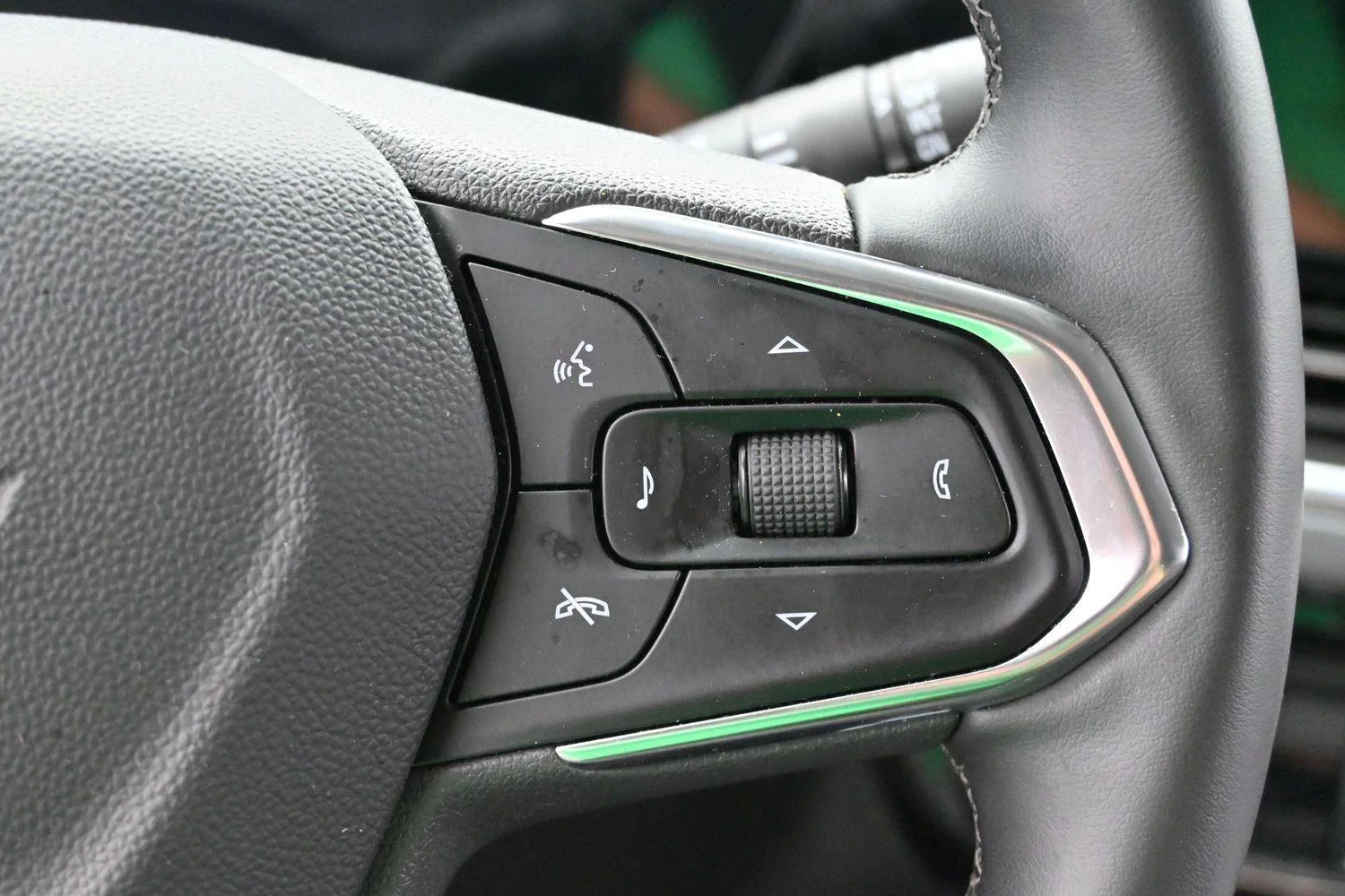 Used 2025 Summit White Chevrolet ACTIV image 19