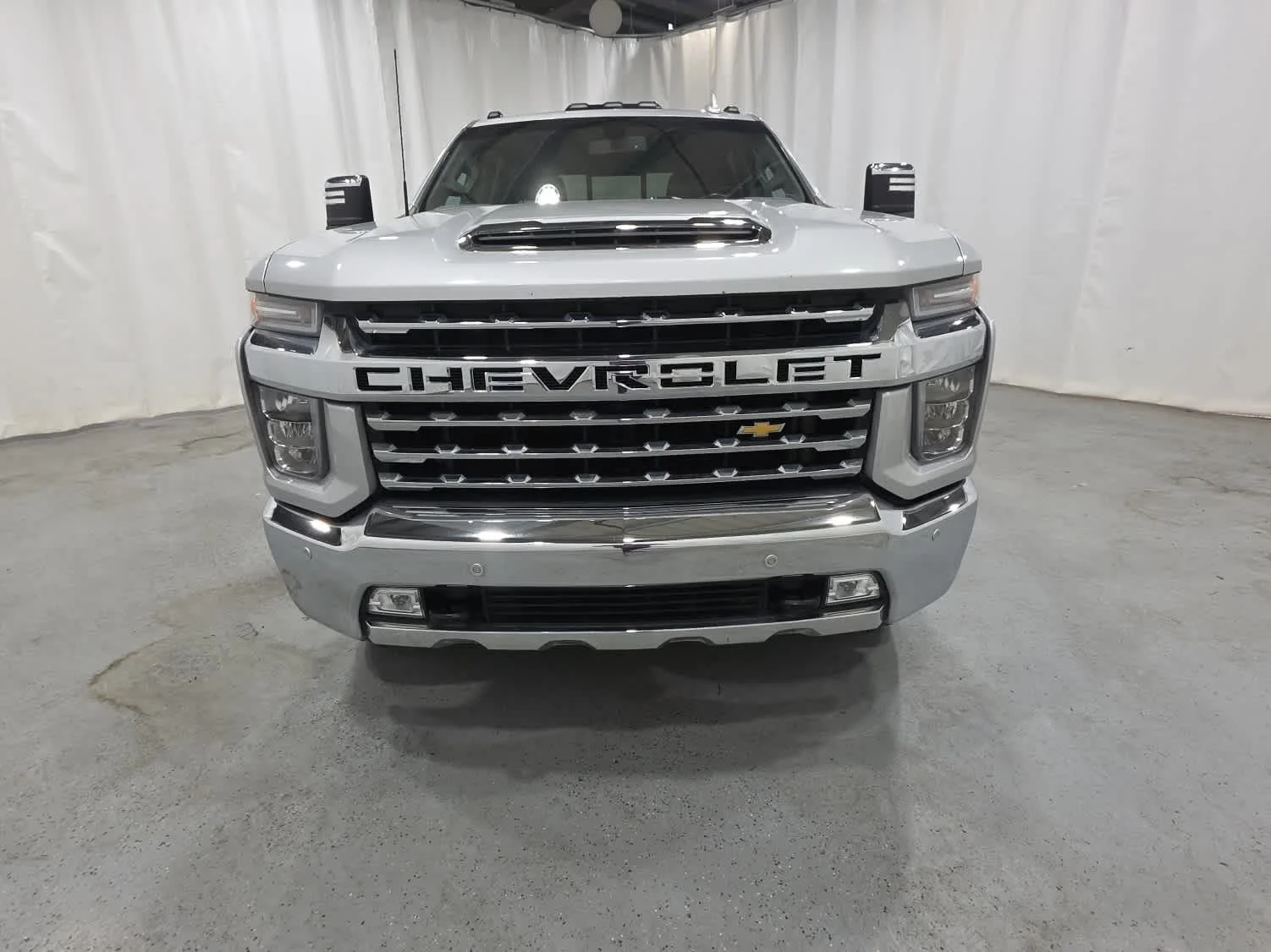 Used 2022 Silver Ice Metallic Chevrolet LTZ image 9