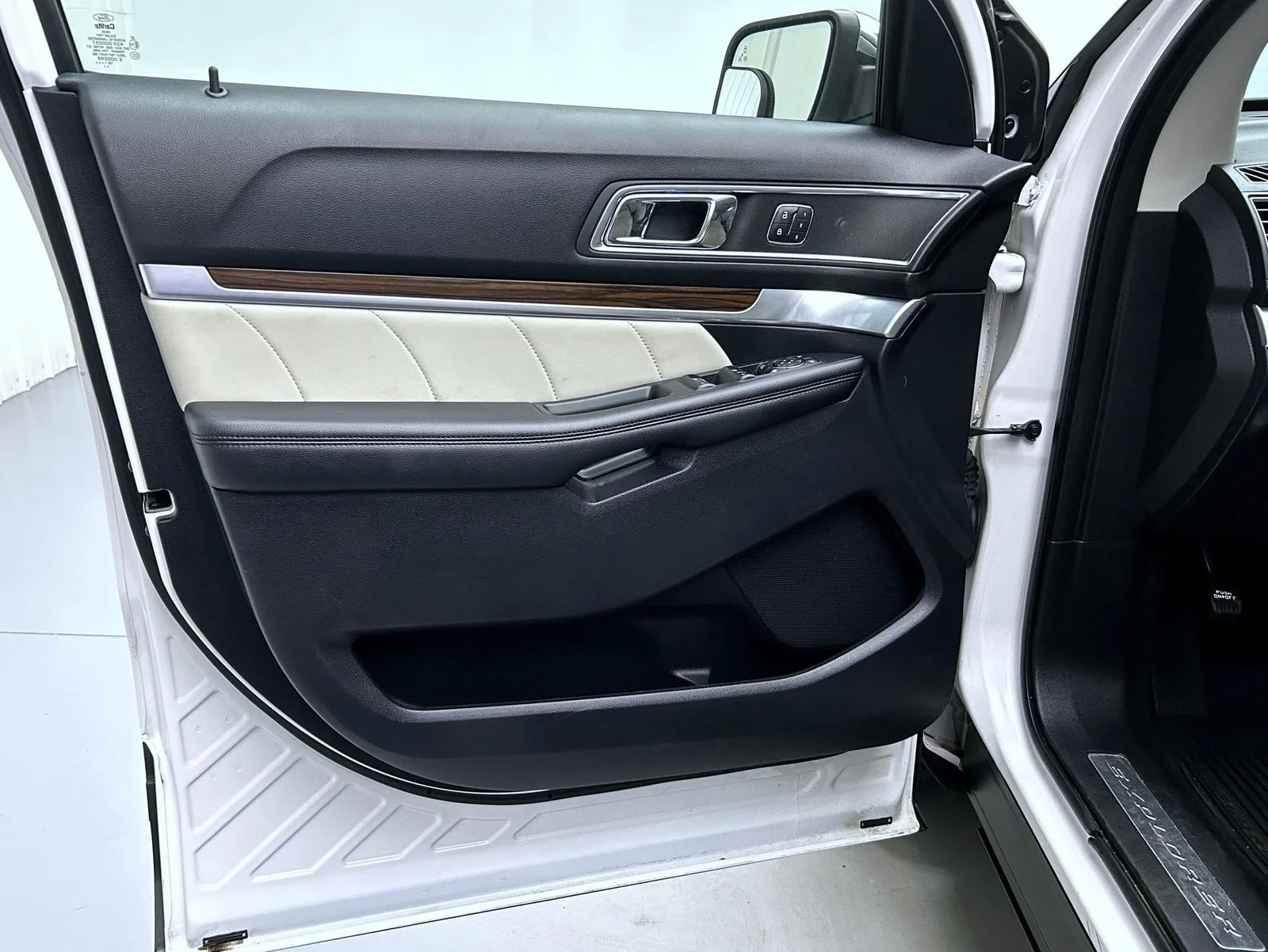 Used 2019 White Ford Limited image 9