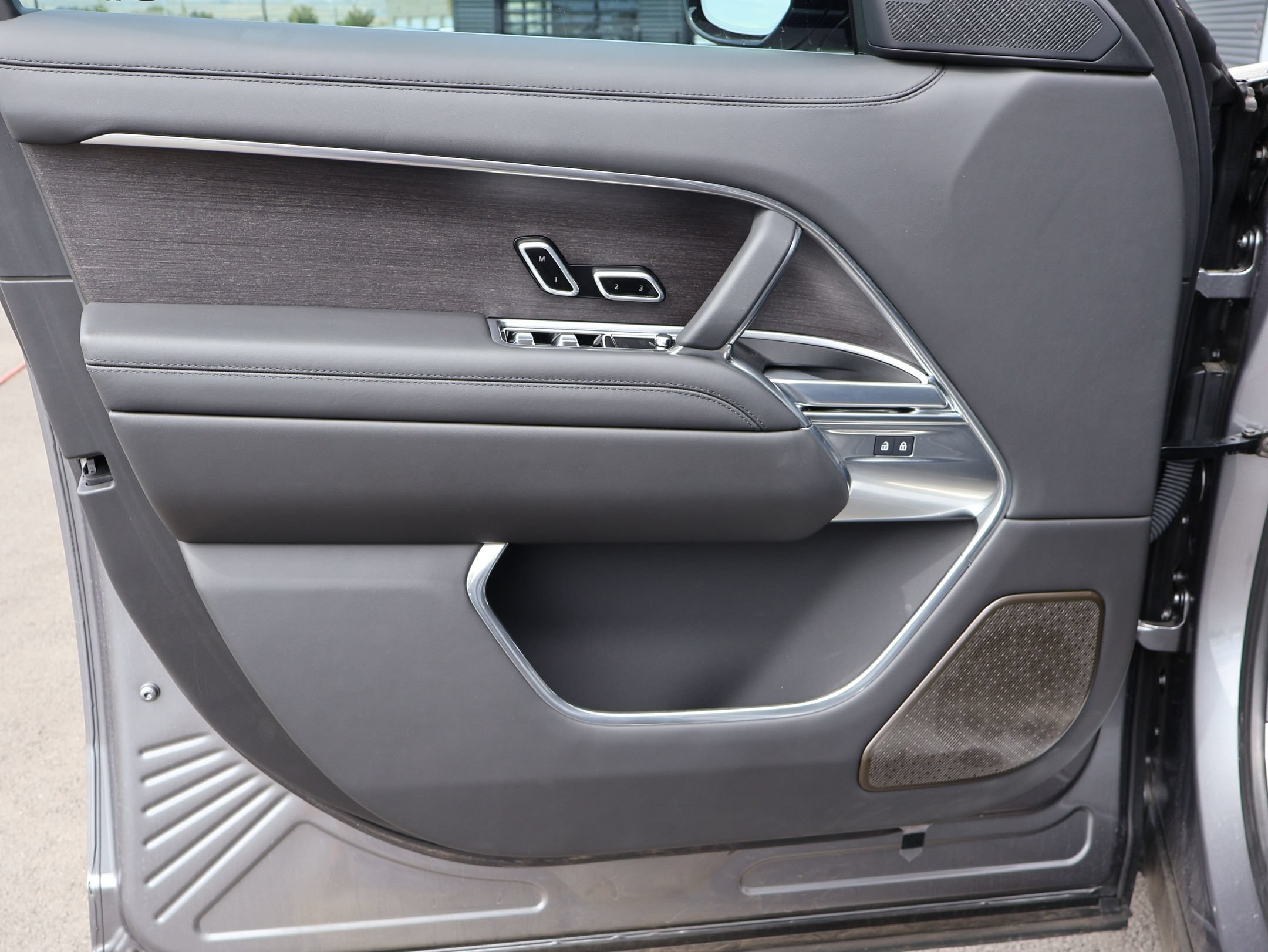 Used 2025 Eiger Gray Metallic Land Rover Autobiography image 15