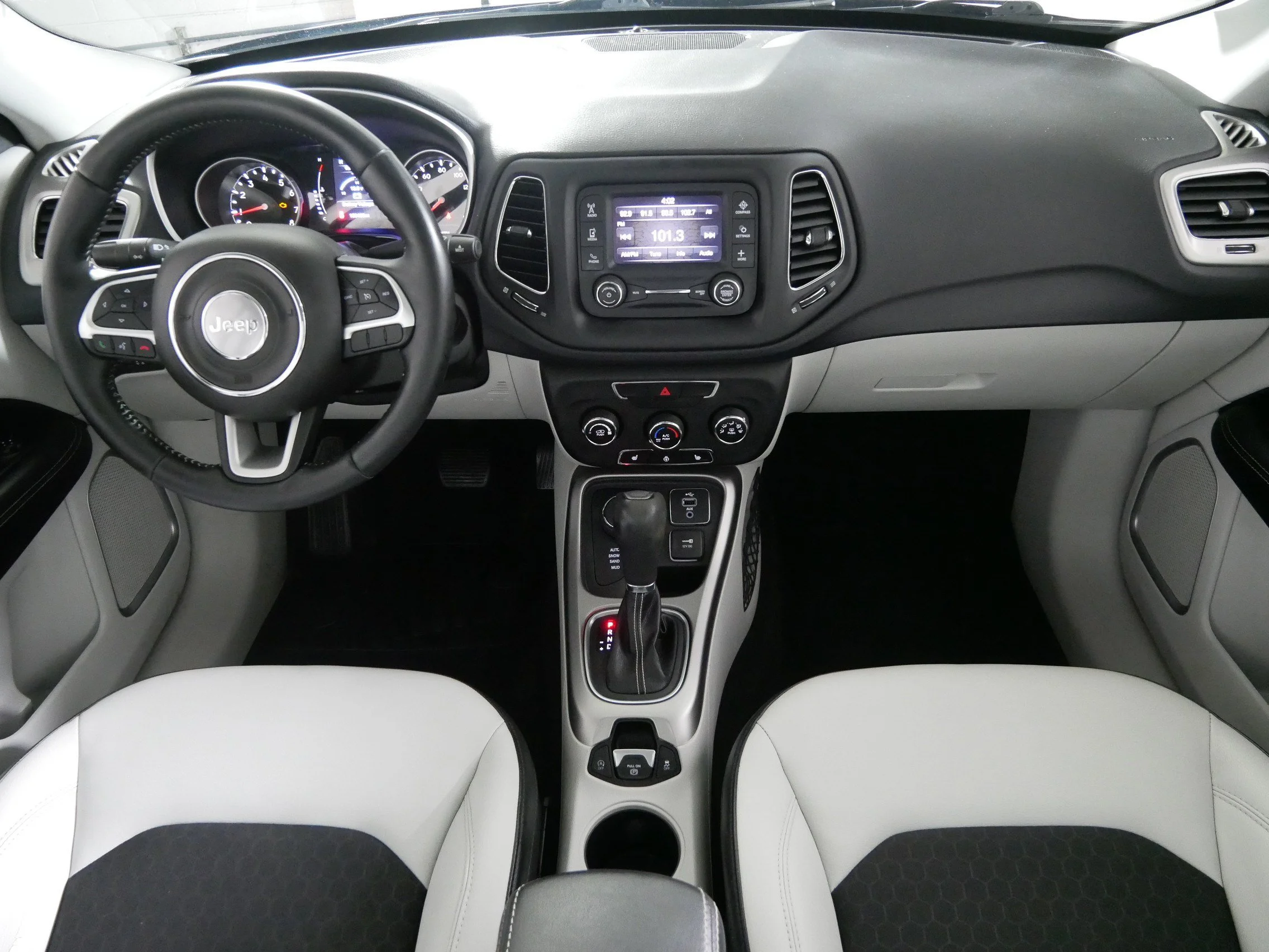 Used 2017 Diamond Black Crystal Pearlcoat Jeep Latitude image 10