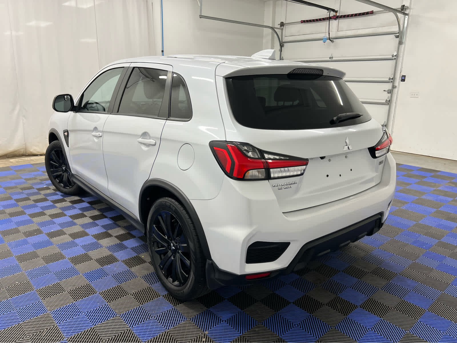 Used 2023 White Diamond Mitsubishi LE image 7