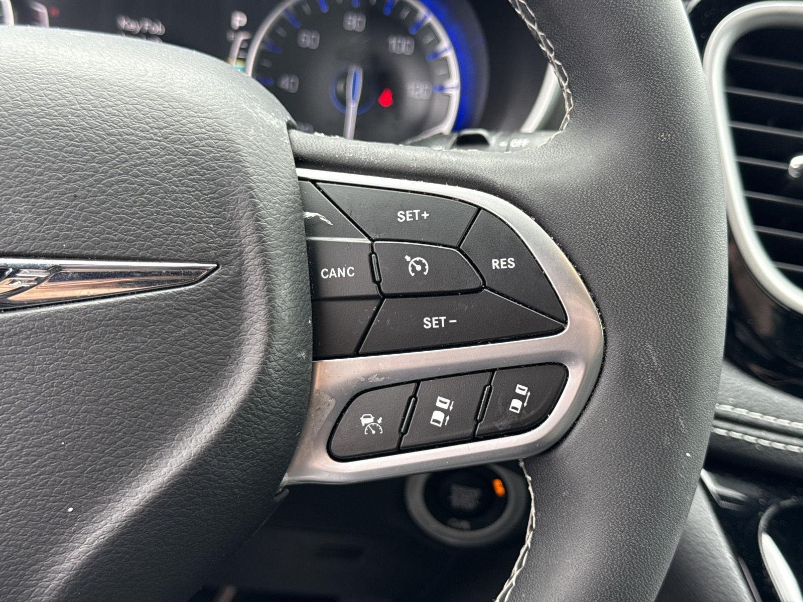Used 2025 Ceramic Gray Clearcoat Chrysler Select image 13