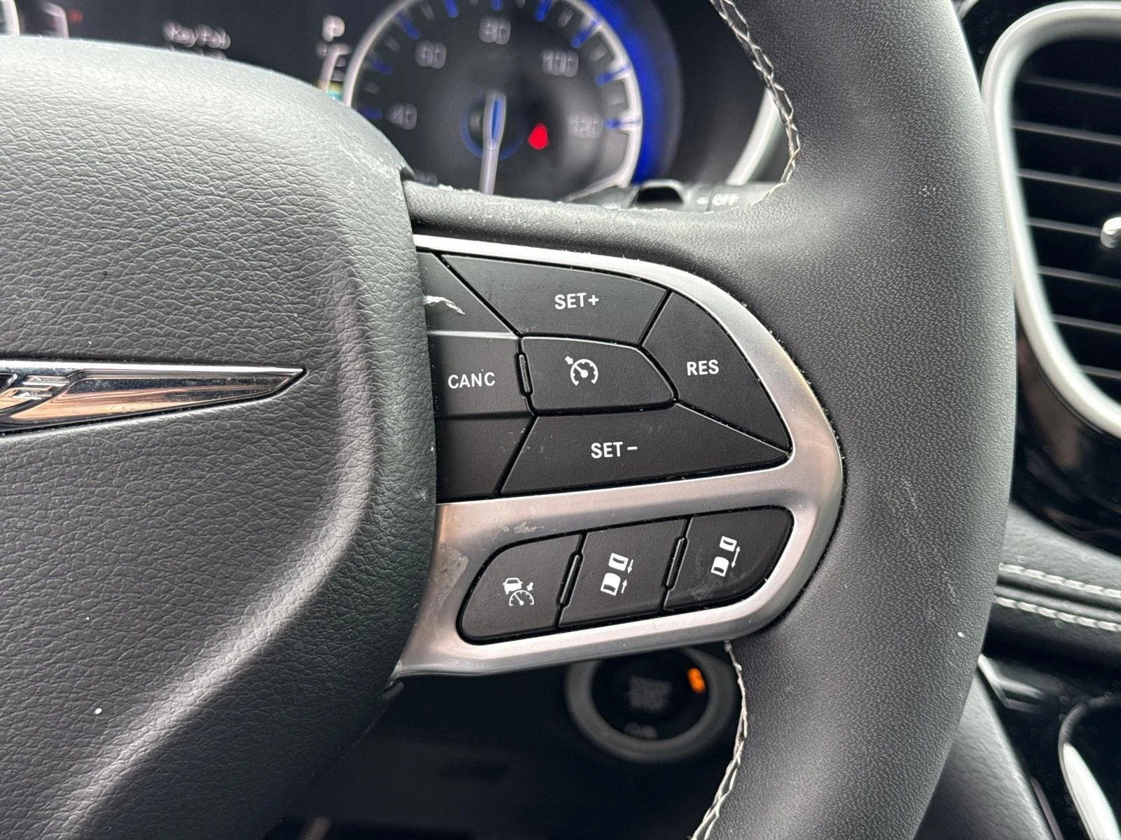 Used 2025 Ceramic Gray Clearcoat Chrysler Select image 13
