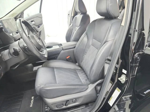 Used 2024 Black Nissan Platinum image 19