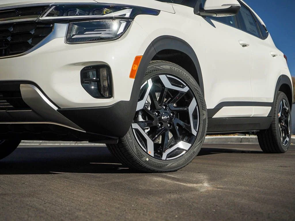 New 2026 Snow White Pearl Kia SX AWD image 6