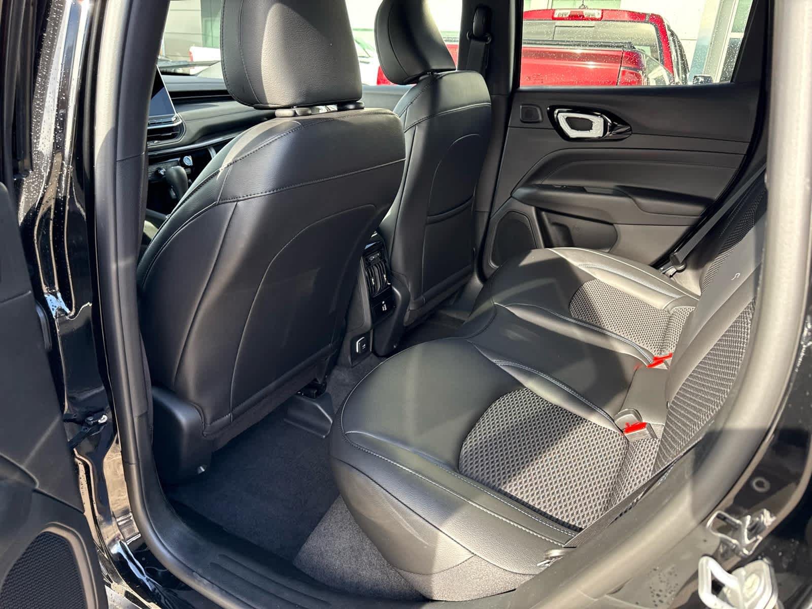 New 2026 Diamond Black Crystal Pearlcoat Jeep Latitude image 11