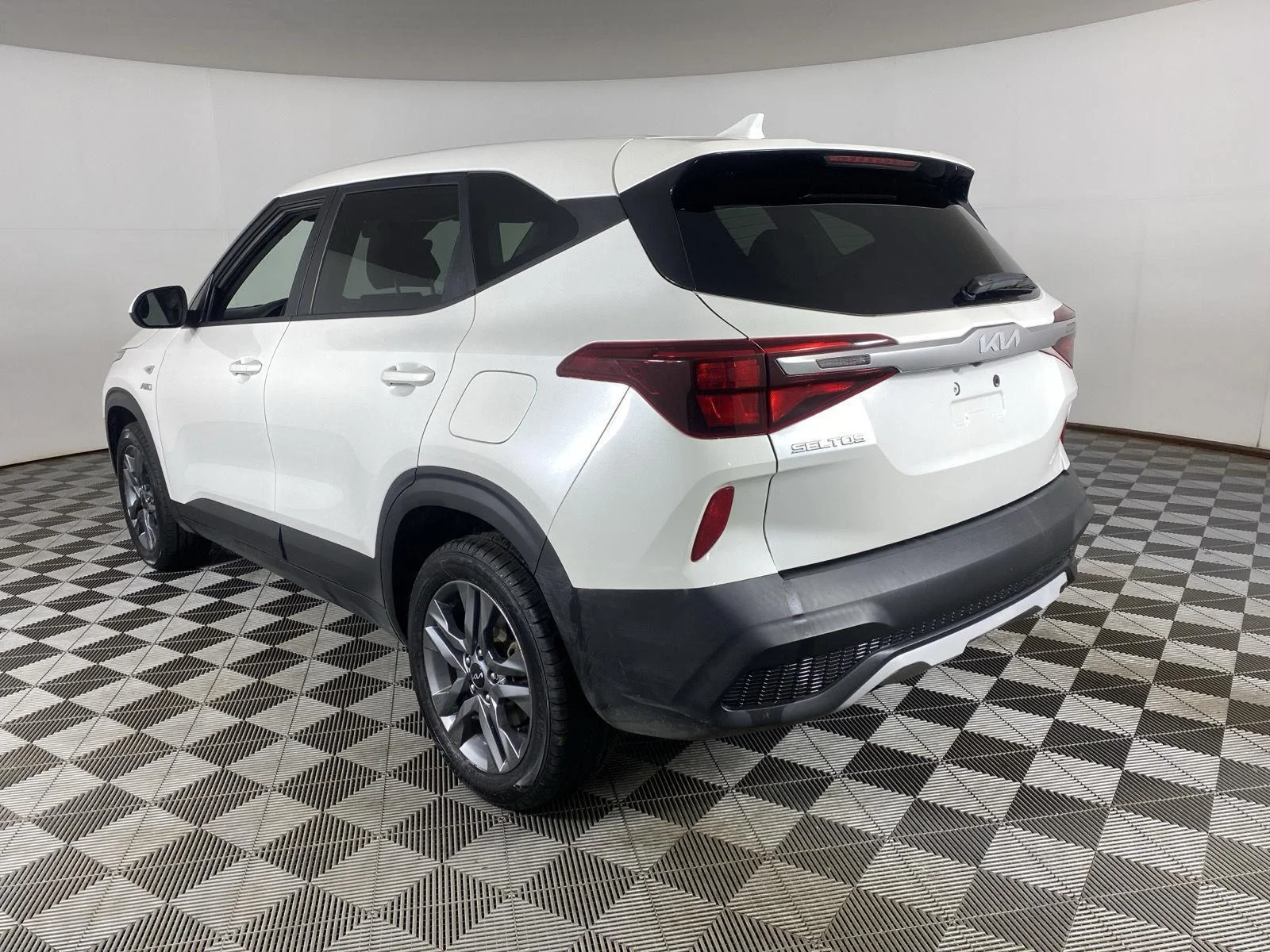 Used 2022 Snow White Pearl Kia LX image 20
