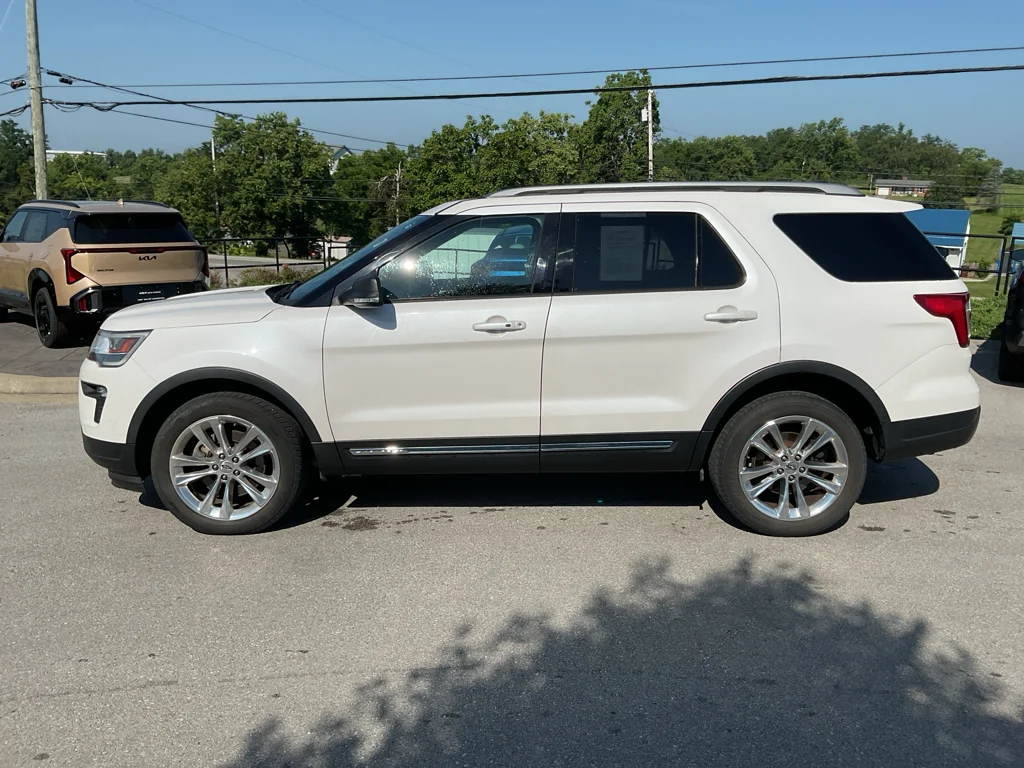 Used 2019 White Platinum Metallic Tri-Coat Ford XLT image 6