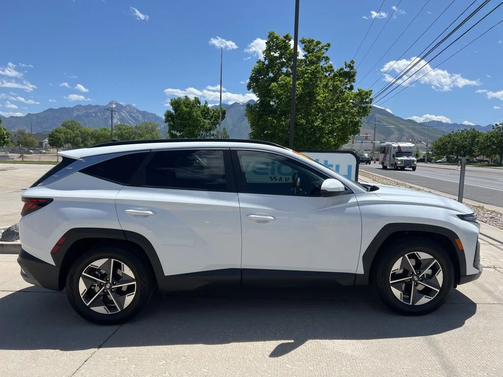Used 2025 White Hyundai SEL image 7