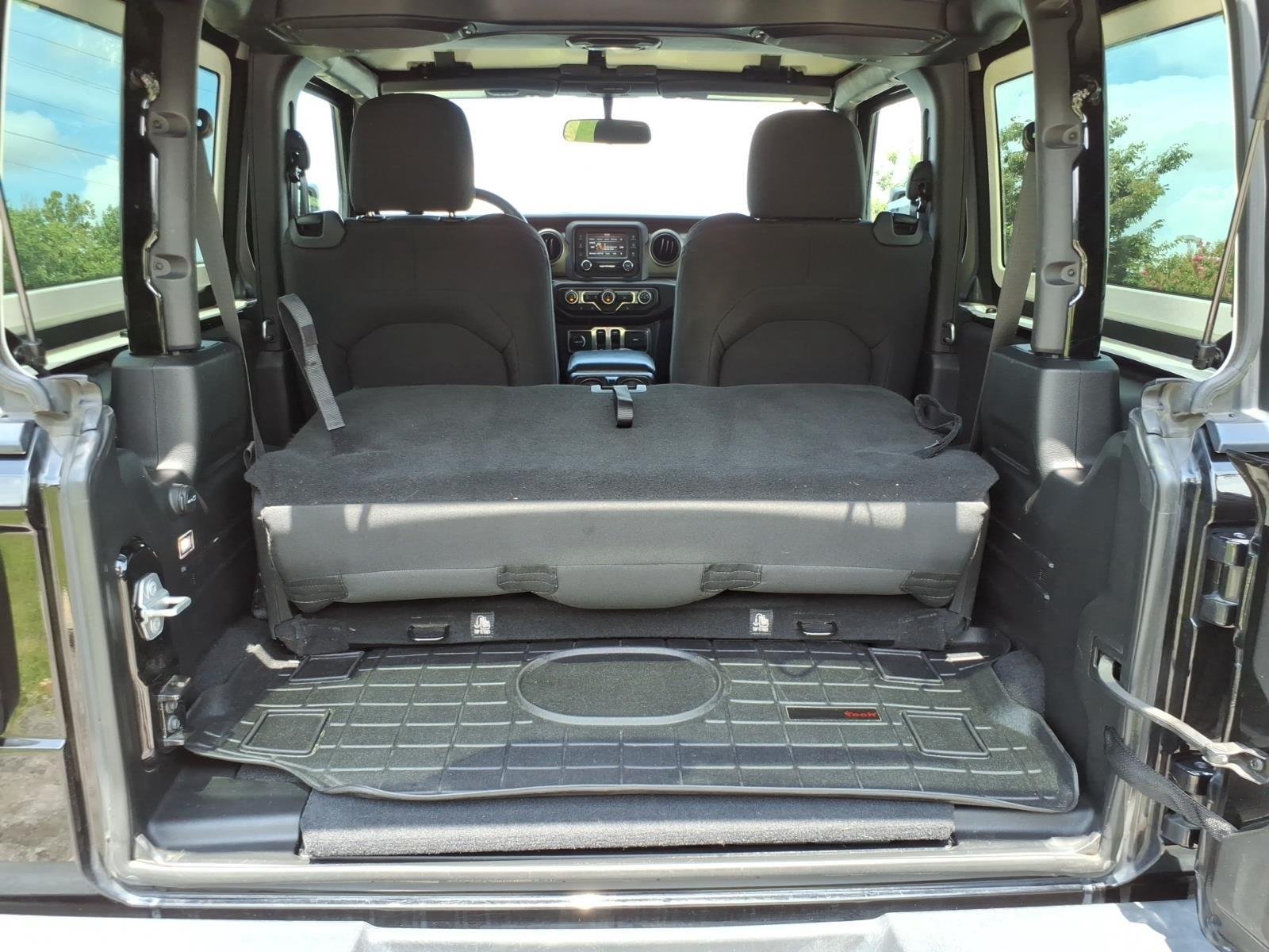 Used 2018 Black Clearcoat Jeep Sport S image 31