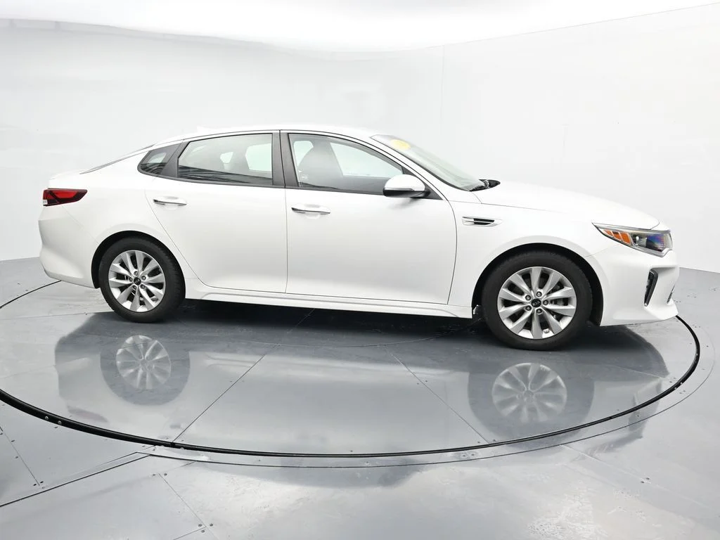 Used 2018 White Kia S image 8