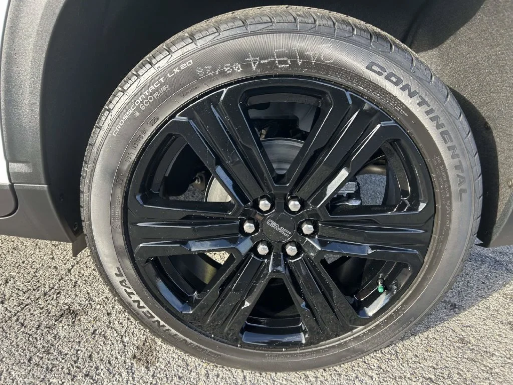 New 2027 Summit White GMC Elevation image 10