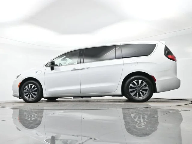 Used 2024 Bright White Clea Chrysler Hybrid Select image 27