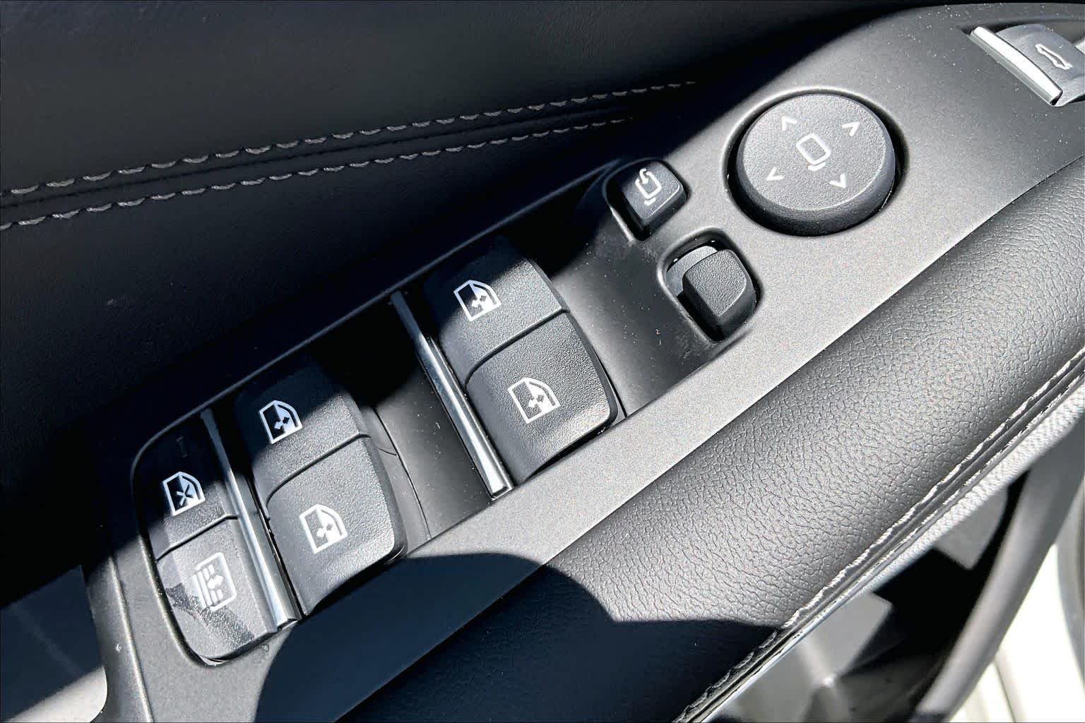 New 2027 Alpine White BMW M60i image 19