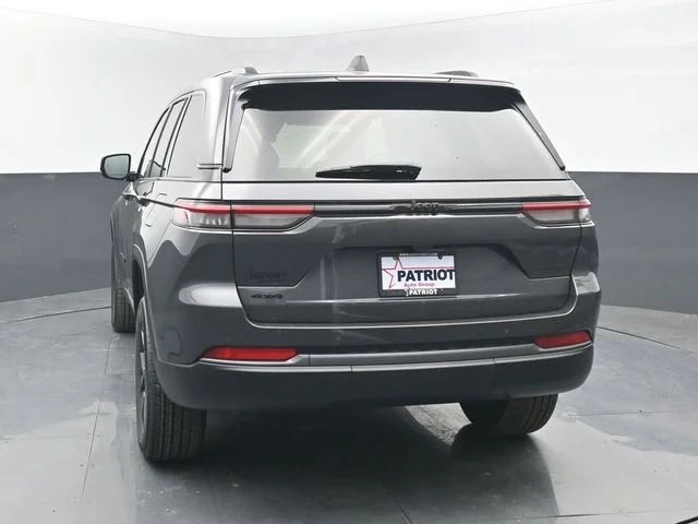 New 2026 Baltic Gray Metallic Clear-Coat Exterior Paint Jeep Altitude image 4