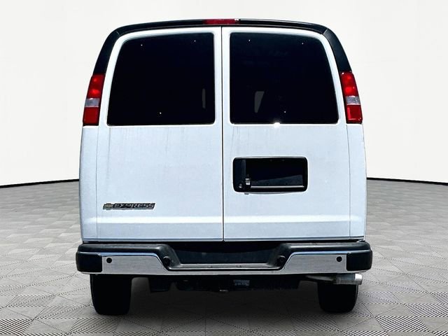New 2025 Summit White Chevrolet WT image 5