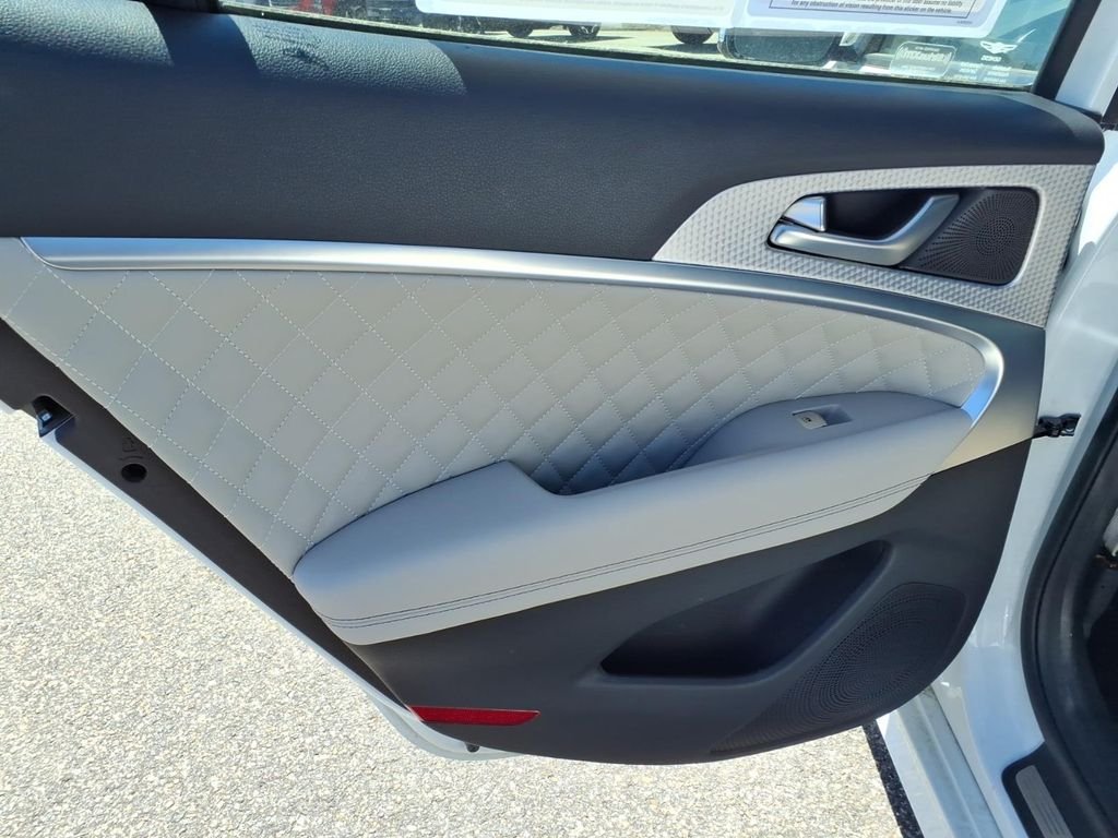 Used 2023 White Genesis 3.3T image 18
