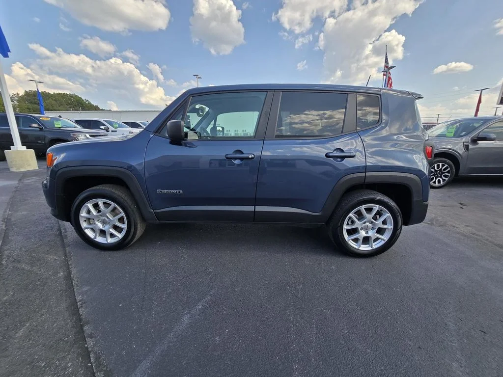 Used 2023 Slate Blue Pearlcoat Jeep Latitude image 4