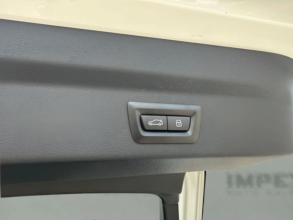 Used 2025 White BMW xDrive28i image 18