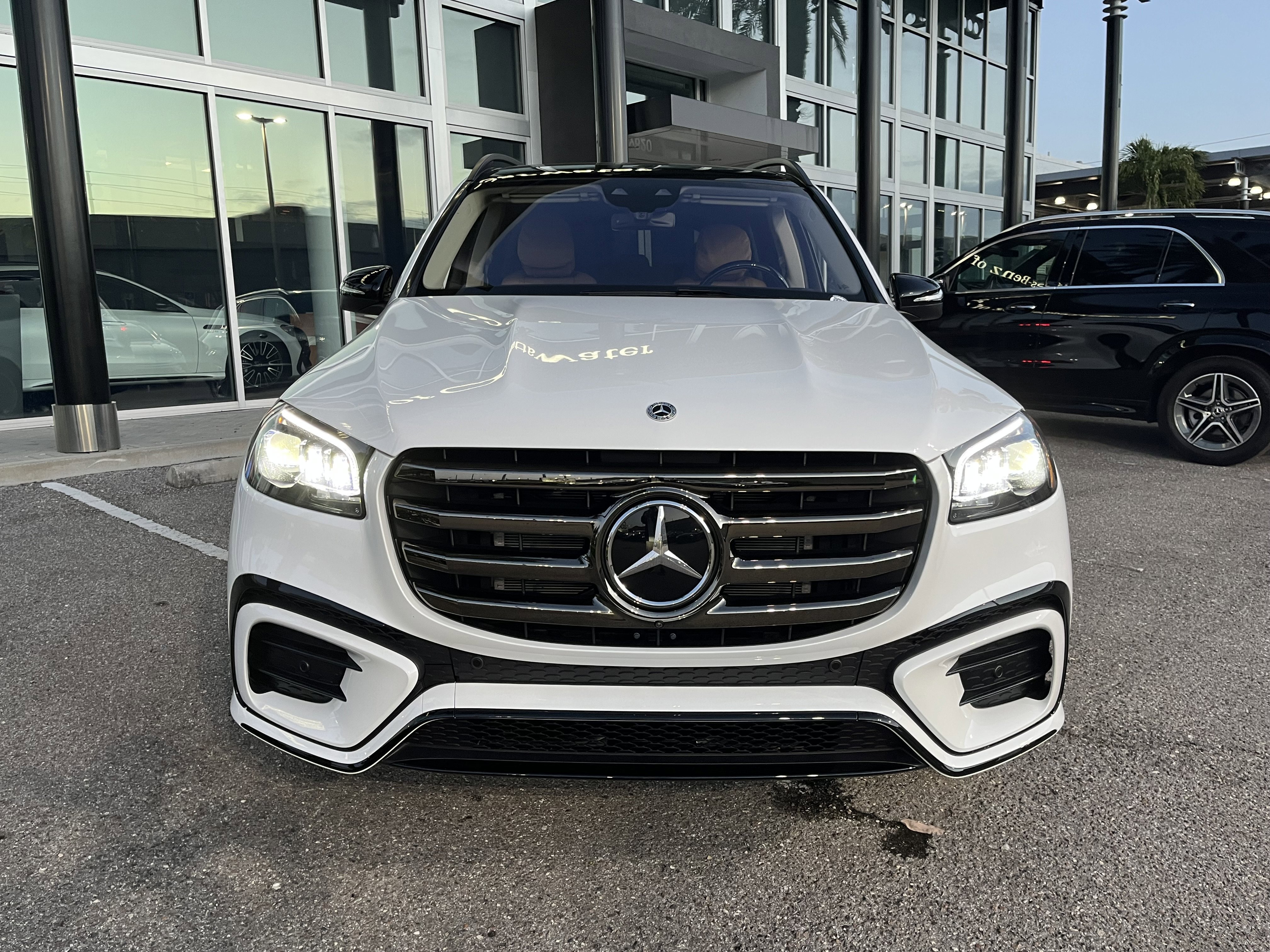 New 2026 MANUFAKTUR Moonlight White Metallic Mercedes-Benz GLS 450 image 10