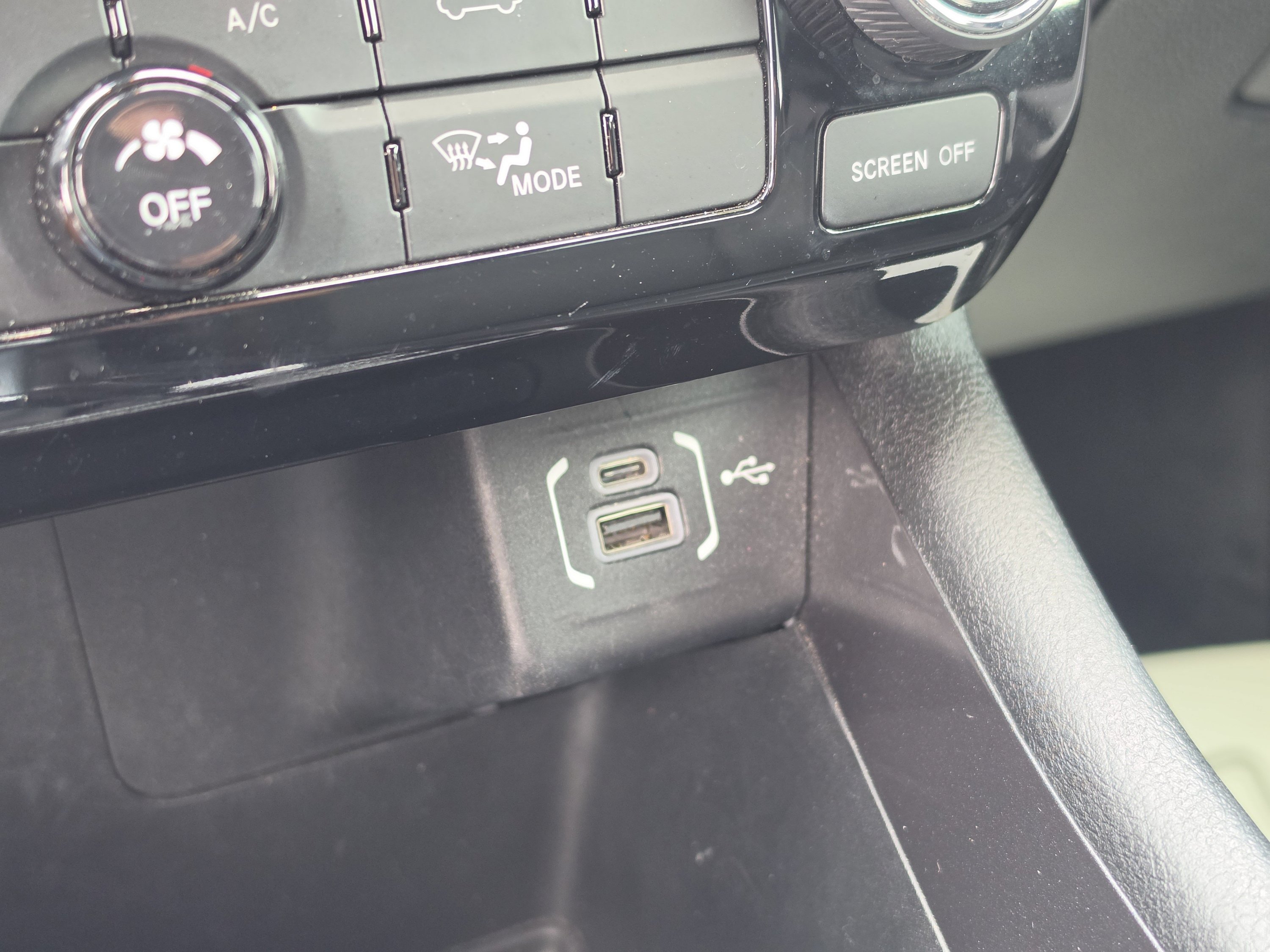 Used 2023 Bright White Clearcoat Jeep Latitude Lux image 28