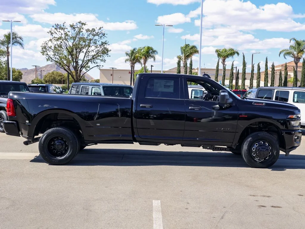 New 2026 Diamond Black Crystal Pearl-Coat Exterior Paint RAM Big Horn Night Edition image 2