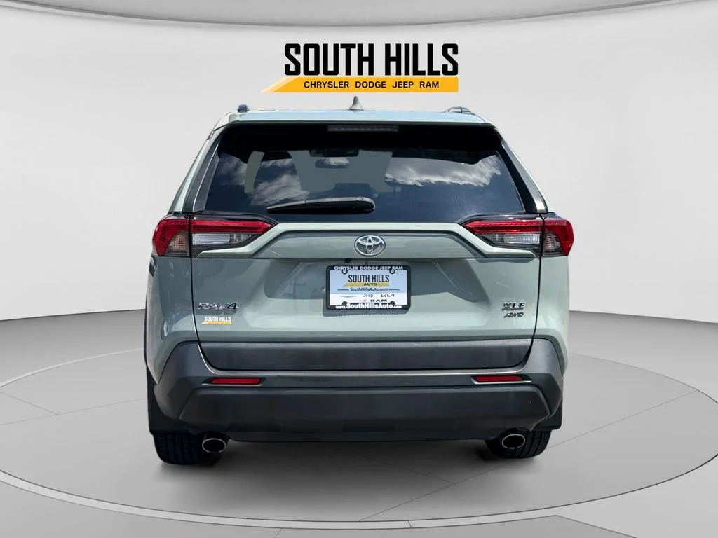 Used 2022 Green Toyota XLE Premium image 4