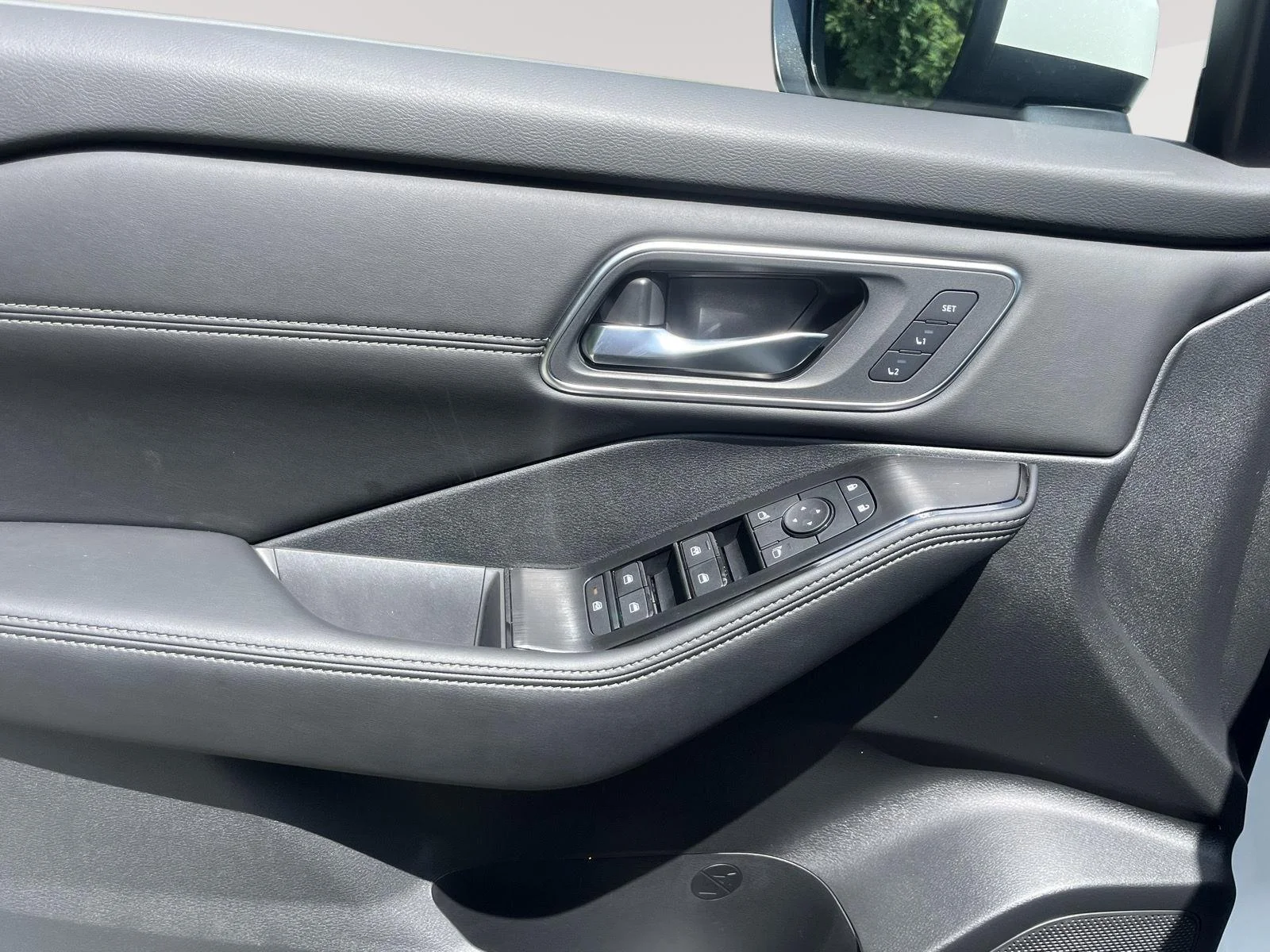 New 2026 Everest White Pearl TriCoat Nissan Platinum image 23