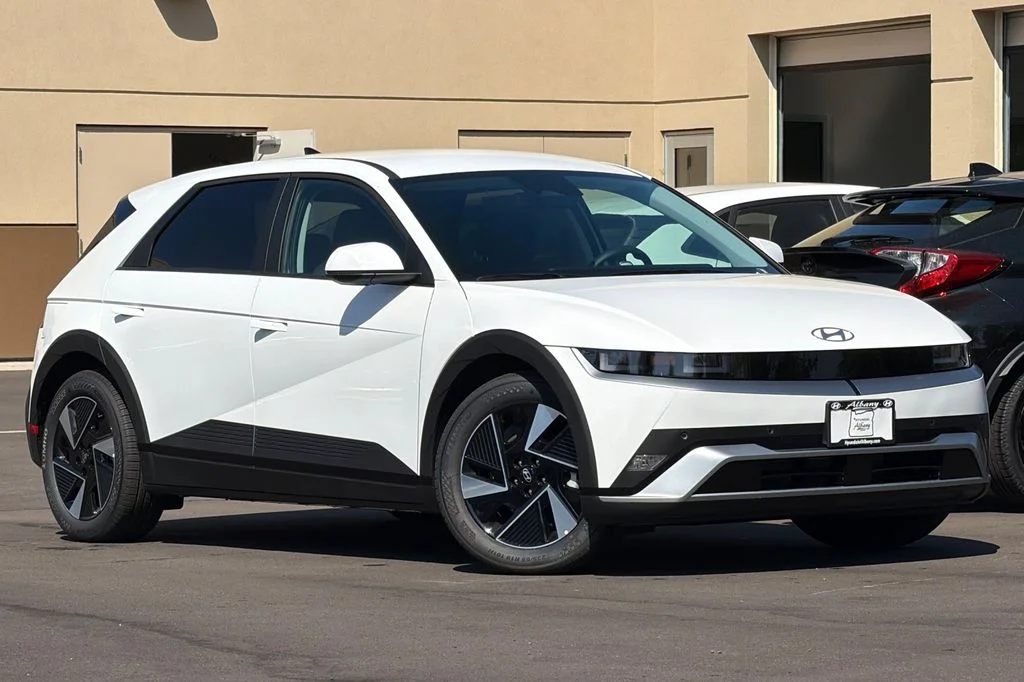 New 2026 White Hyundai SEL image 2