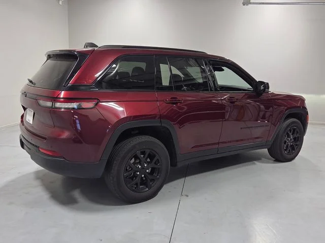 Used 2025 Red Jeep Altitude image 14