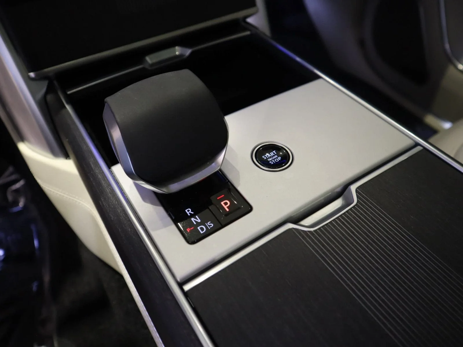 Used 2024 White Land Rover Autobiography image 35