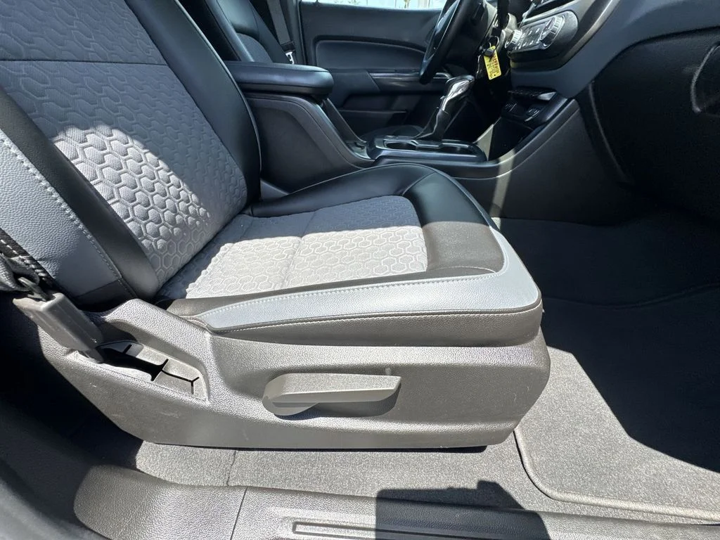 Used 2022 Gray Chevrolet Z71 image 28
