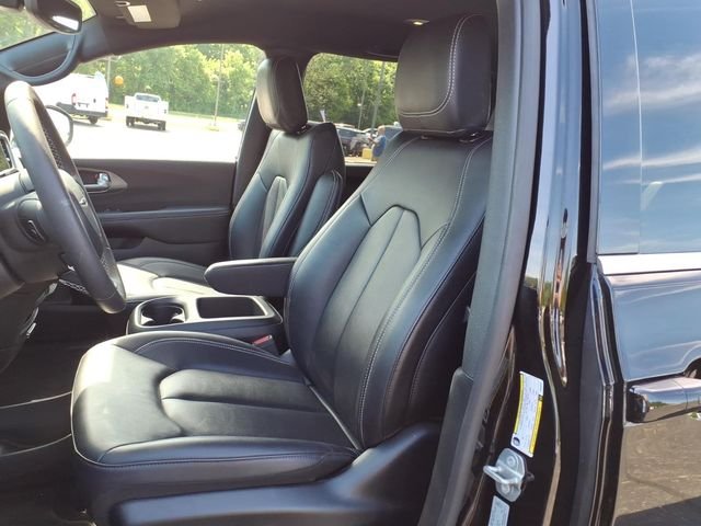 Certified Used 2025 Diamond Black Chrysler Select image 12