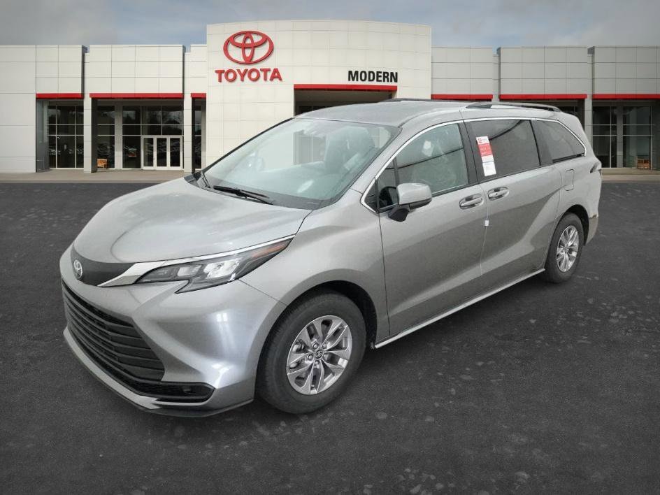 2026 Toyota Sienna LE 8-Passenger Hybrid FWD's photo